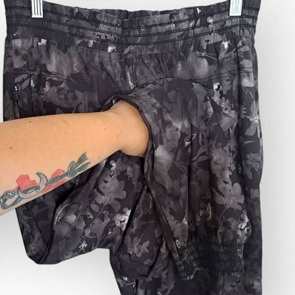 Athleta Women's Savannah Jogger in Lumen Floral Black size 8 - Picture 5 of 9